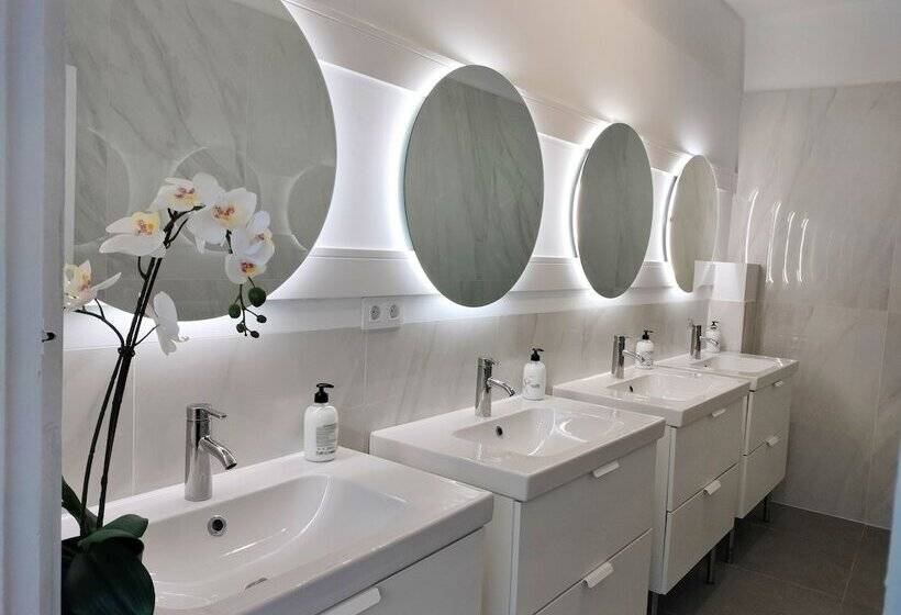 تختخواب و صبحانه Room27 City Center