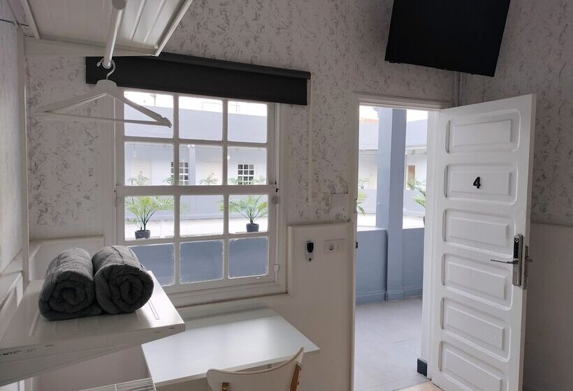 تختخواب و صبحانه Room27 City Center