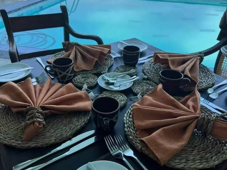 Lomakeskus Neevana Hotel Hikkaduwa