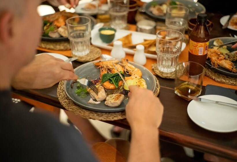 אתר נופש Neevana Hotel Hikkaduwa