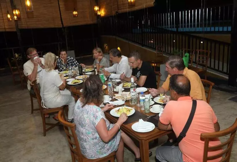 Hotelli Ceylon Ayu Resort Kandy