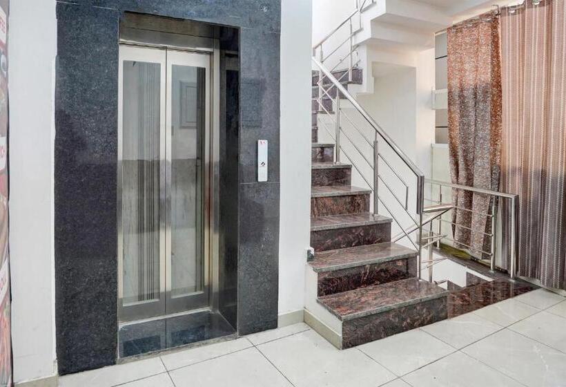 Oyo 82171 The Love Bird Hotel & Cafe