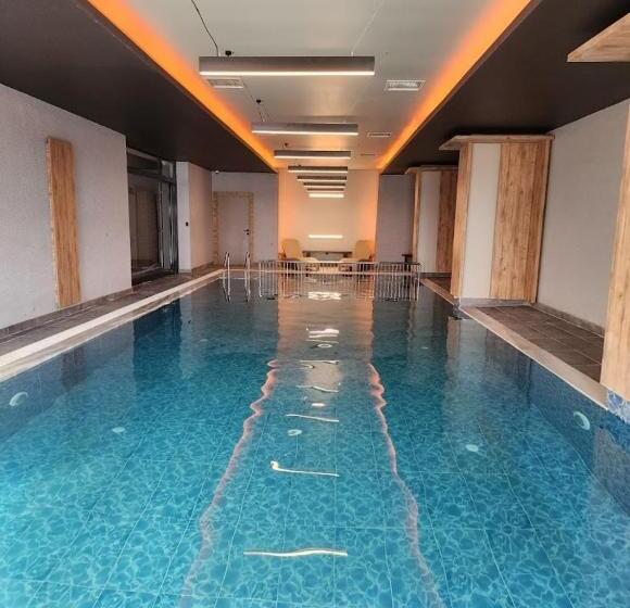 فندق Li̇on Hi̇ll Resort