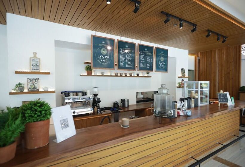 Asaricha Tropical Beach Resort