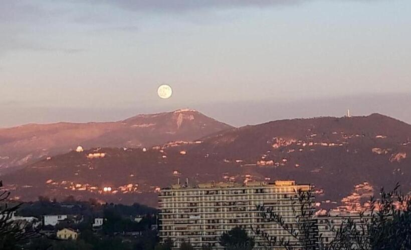 تختخواب و صبحانه Chez Roland