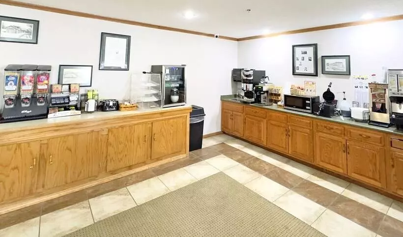 Hotelli Country Trails Inn &suites