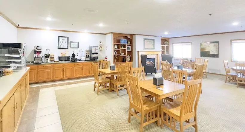 Hotelli Country Trails Inn &suites