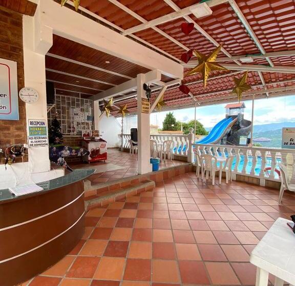 Otel Piscina Macaliz