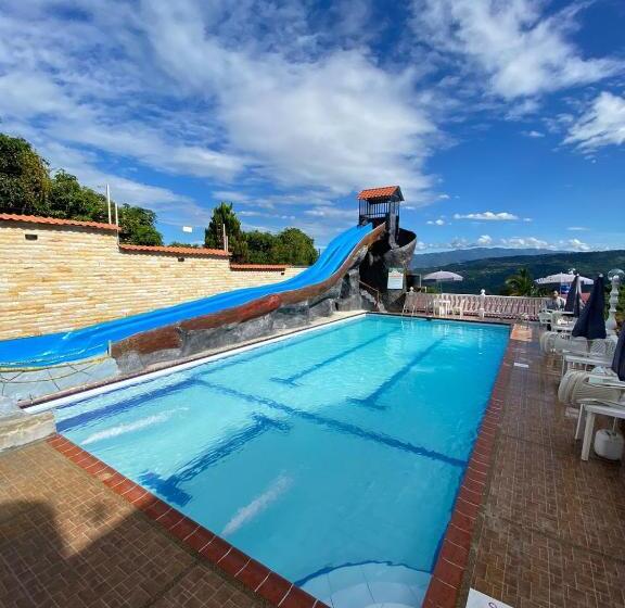 Otel Piscina Macaliz