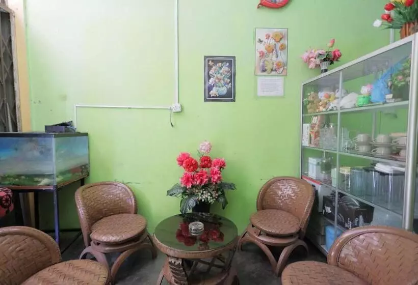 ホテル Spot On 93446 Penginapan Mak Yes