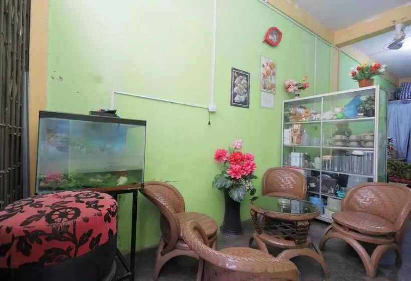 ホテル Spot On 93446 Penginapan Mak Yes