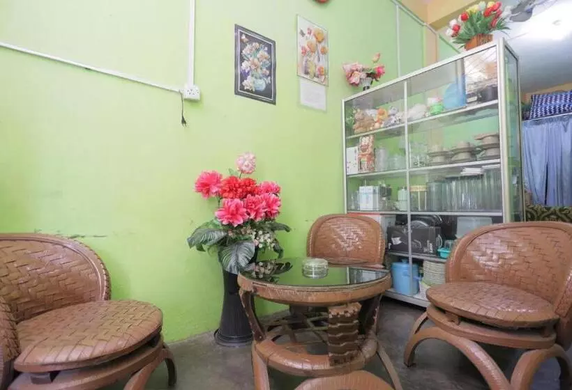 ホテル Spot On 93446 Penginapan Mak Yes