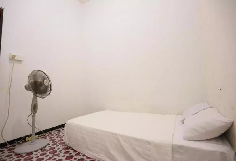 ホテル Spot On 93446 Penginapan Mak Yes