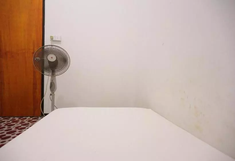 ホテル Spot On 93446 Penginapan Mak Yes