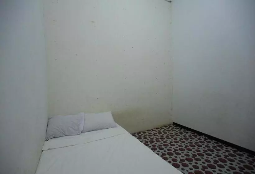 ホテル Spot On 93446 Penginapan Mak Yes