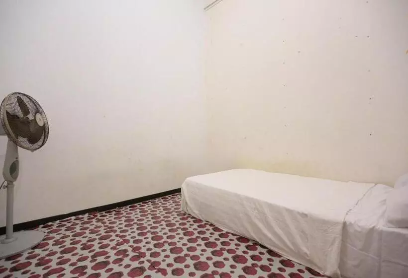 ホテル Spot On 93446 Penginapan Mak Yes