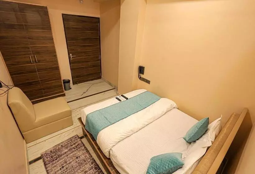 Fabhotel Pearl Square