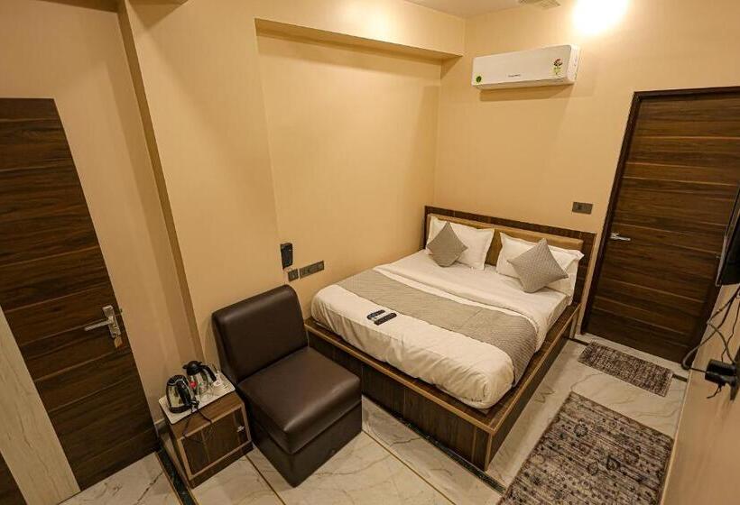 Fabhotel Pearl Square