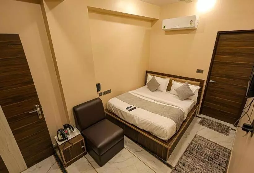 Fabhotel Pearl Square