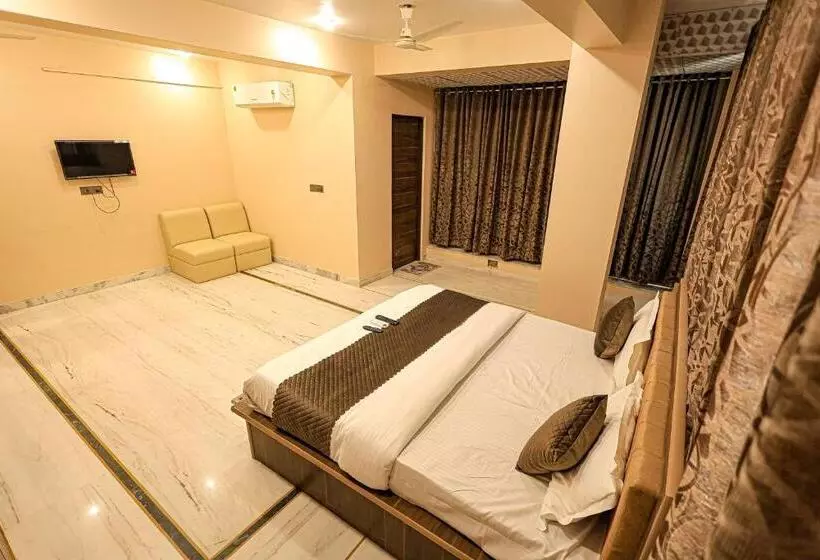 Fabhotel Pearl Square