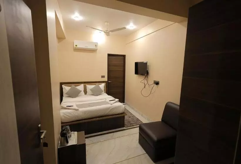 Fabhotel Pearl Square