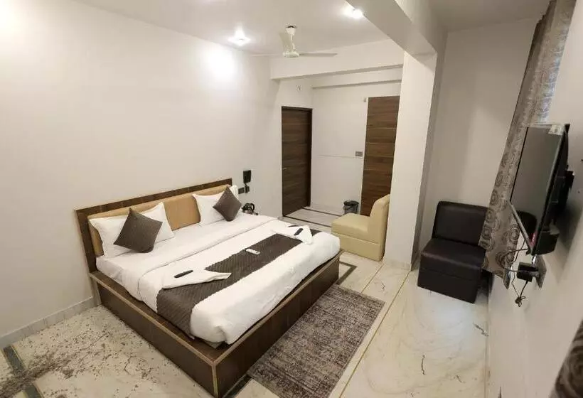 Fabhotel Pearl Square