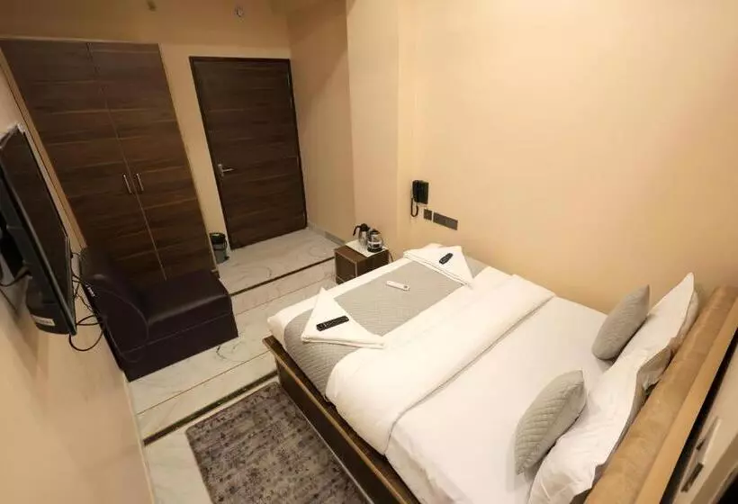 Fabhotel Pearl Square