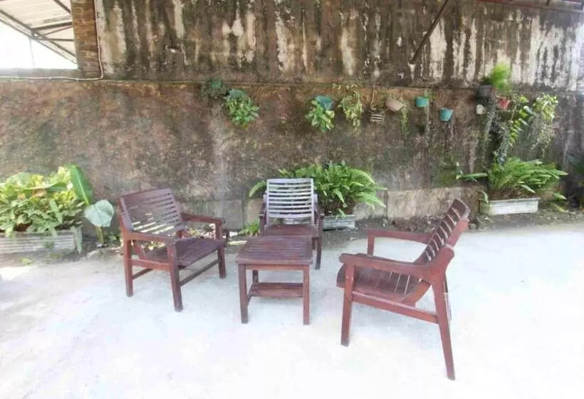 ホテル Spot On 93436 Penginapan Mekar Sari