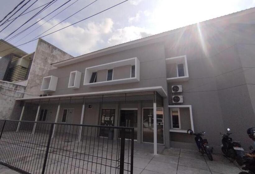 הוסטל Djuragan Kamar Gatsu