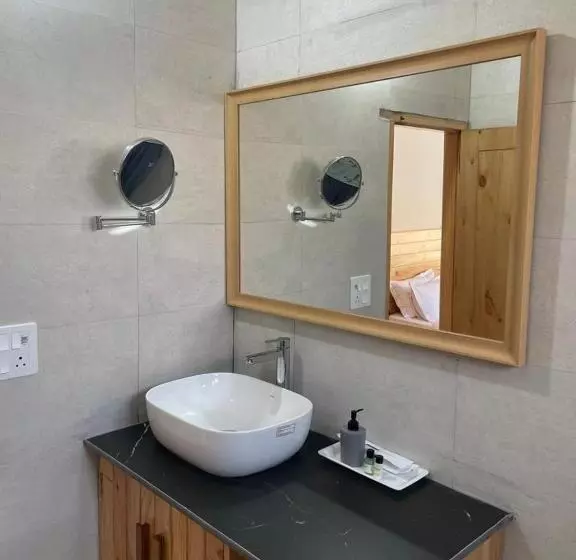 ベッドアンドブレックファースト Shepherds Of Dharamshala