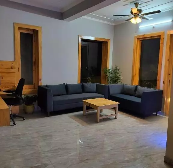 ベッドアンドブレックファースト Shepherds Of Dharamshala