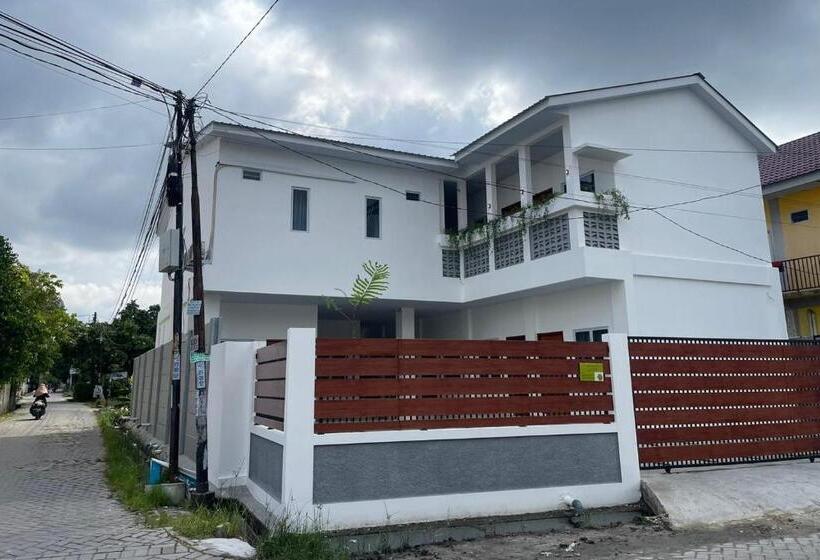 هتل Oyo 93457 White House Syariah