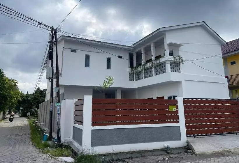 Hotelli Oyo 93457 White House Syariah