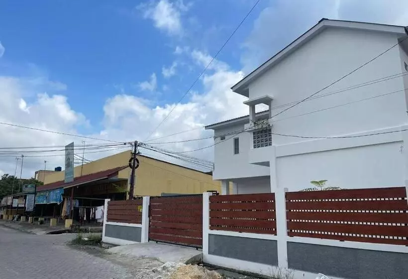 Hotelli Oyo 93457 White House Syariah