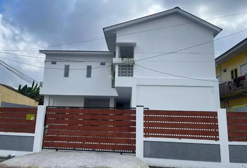 Hotelli Oyo 93457 White House Syariah