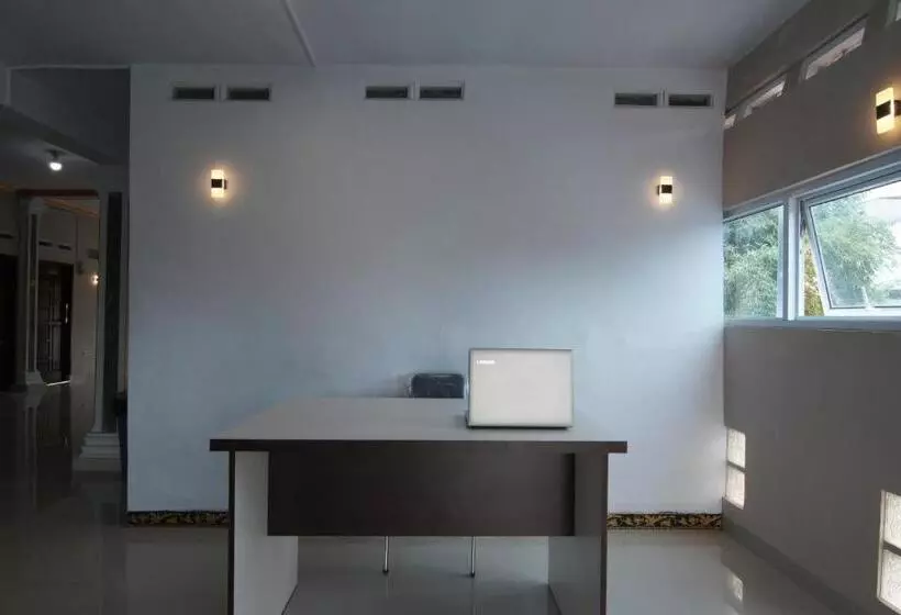 Hotelli Oyo 93457 White House Syariah