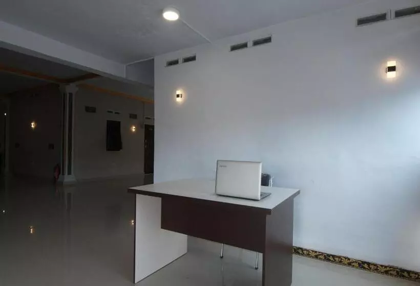 Hotelli Oyo 93457 White House Syariah