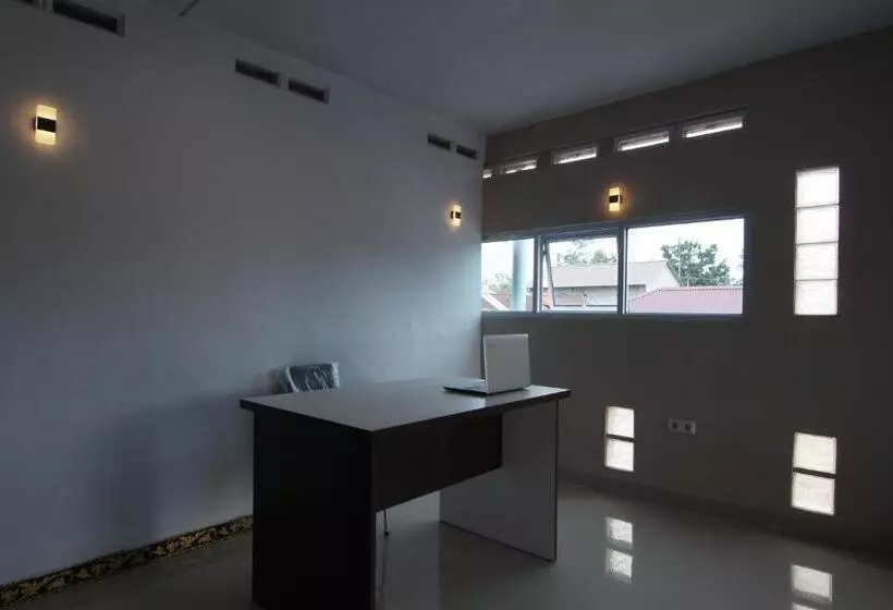 Hotelli Oyo 93457 White House Syariah