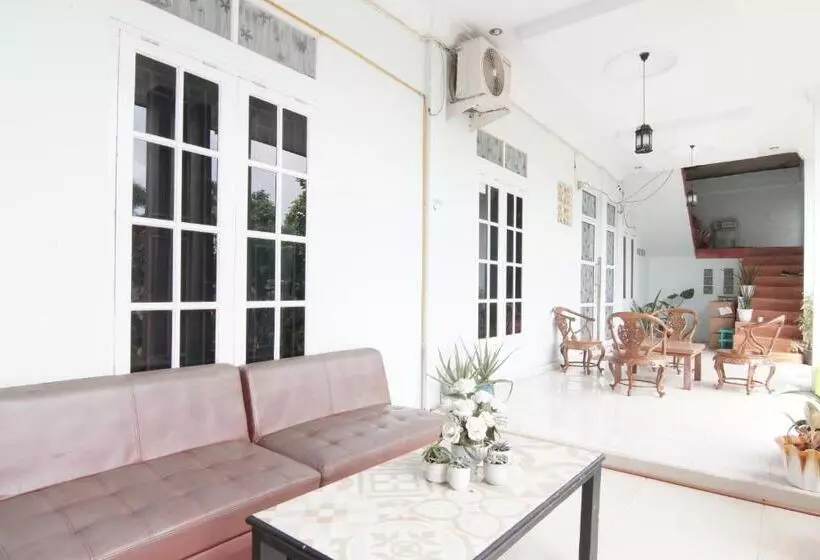 Hotelli Oyo 93457 White House Syariah