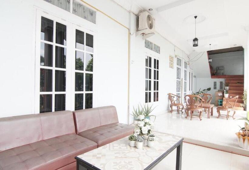 هتل Oyo 93457 White House Syariah