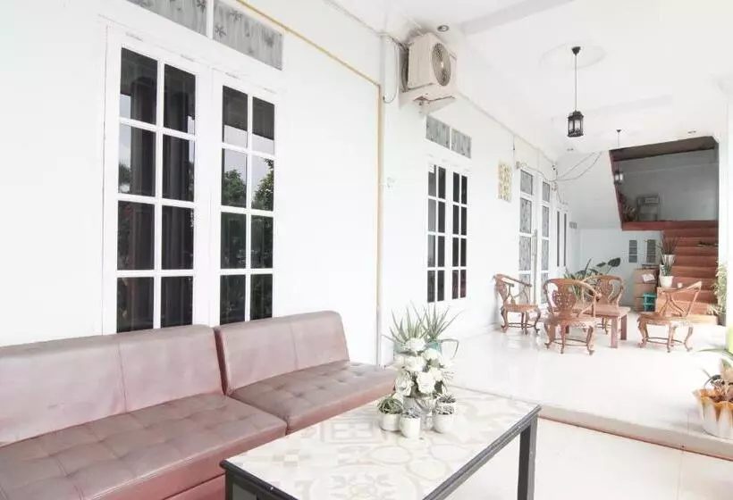 Hotelli Oyo 93457 White House Syariah