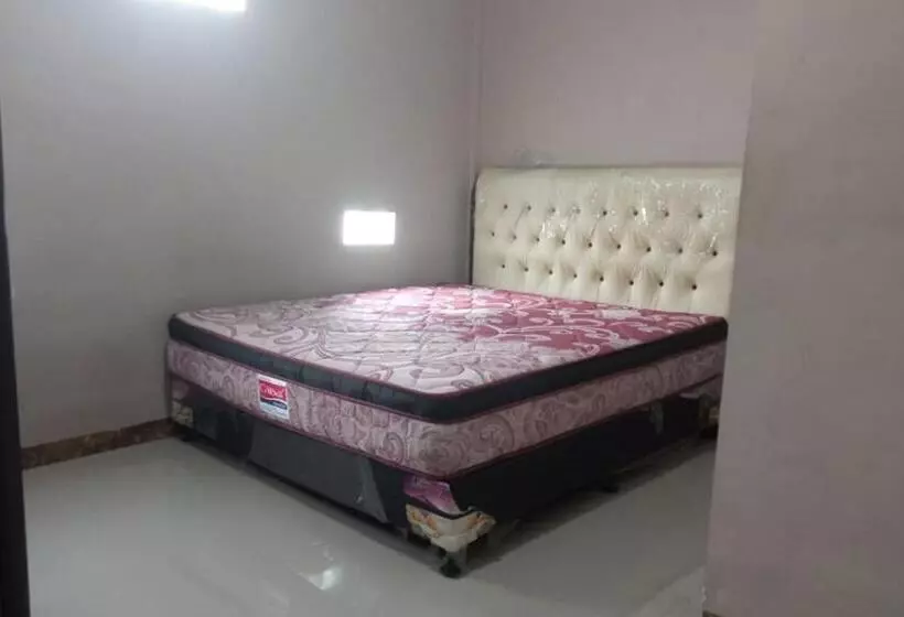 Hotelli Oyo 93457 White House Syariah