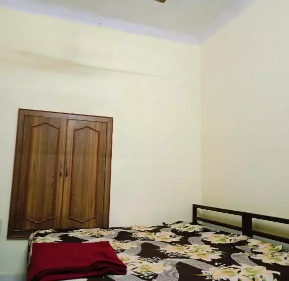 ホテル Shri Paramhansa Sewa Ashram