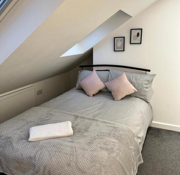 Lovely Town House Room 5