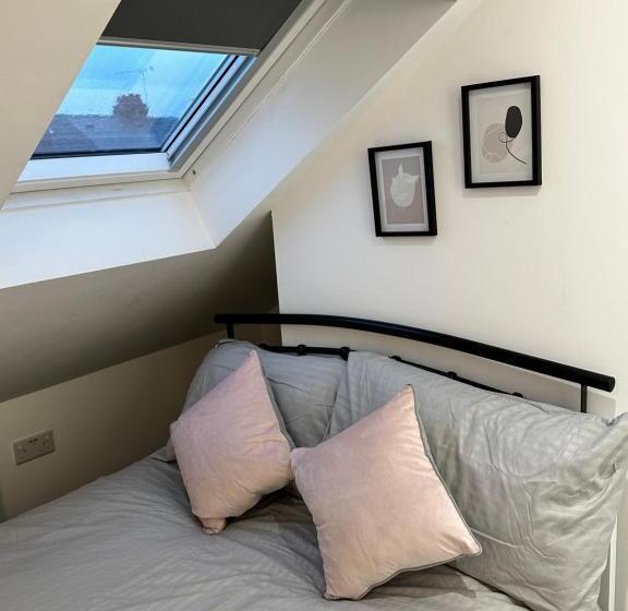 Lovely Town House Room 5