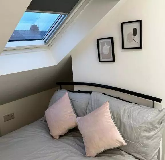 Lovely Town House Room 5