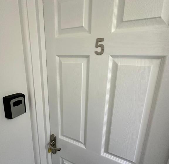 Lovely Town House Room 5