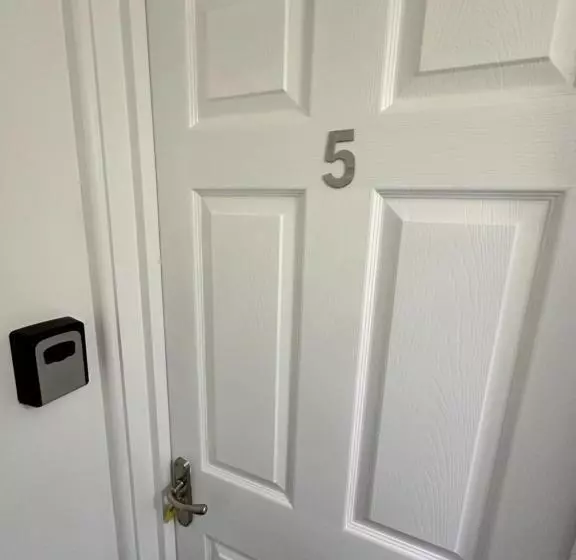 Lovely Town House Room 5