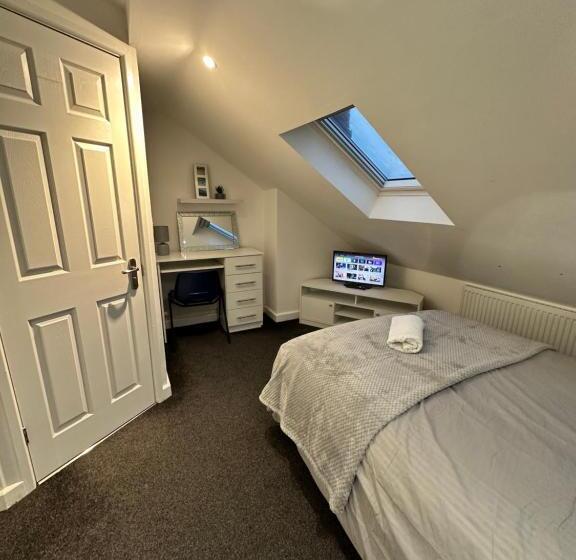 Lovely Town House Room 5