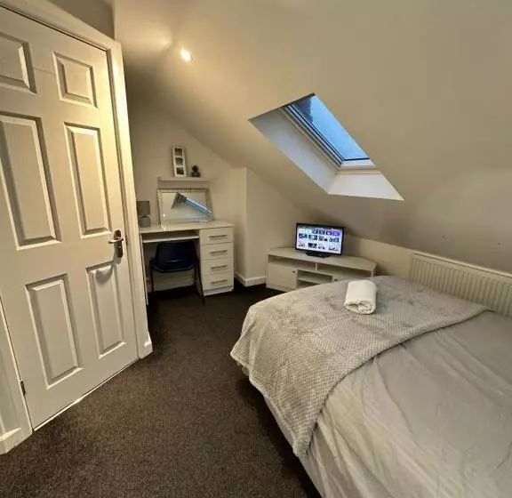 Lovely Town House Room 5